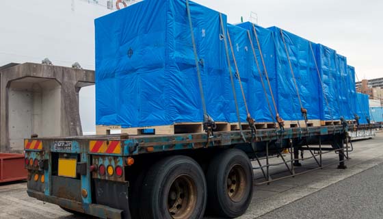半導体製造装置輸送の荷役作業の様子